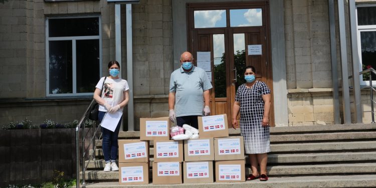 În perioada de pandemie Primăria Rîşcani împreună cu mediatorul comunitar cu suportul UN Women Moldova susține Comunitatea Romă cu produse igienice și măști de protecție