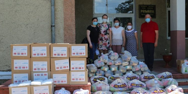 În perioada de pandemie Primăria satului Drochia împreună cu mediatorul comunitar cu suportul UN Women Moldova prin intermediul A.O. Artemida susține Comunitatea Romă cu produse igienice, măști de protecție și pachete alimentare.