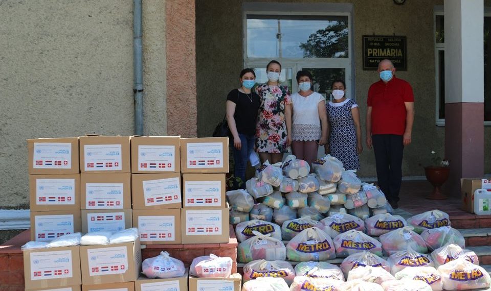 În perioada de pandemie Primăria satului Drochia împreună cu mediatorul comunitar cu suportul UN Women Moldova prin intermediul A.O. Artemida susține Comunitatea Romă cu produse igienice, măști de protecție și pachete alimentare.