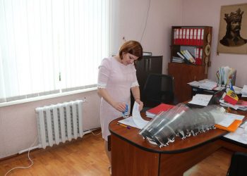 В период пандемии UN Women Moldova продолжает оказывать поддержку междисциплинарным командам из Donduseni c помощью защитных и дезинфицирующих средств.