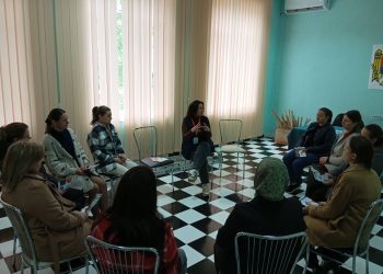Imaginează-ți cât de armonioasă ar deveni lumea noastră dacă fiecare persoană, tânără sau bătrână, ar împărtăși cu ceilalți ceea ce face cel mai bine.